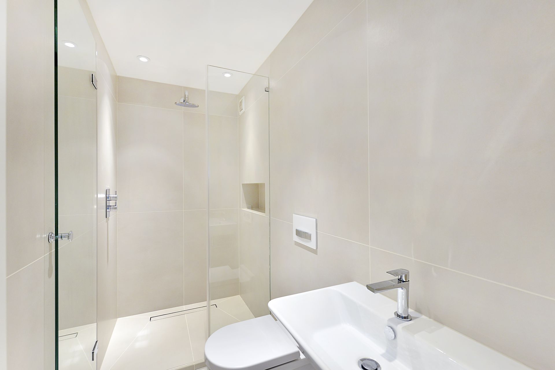 Kensington – 2 Bedroom Flat: Bathroom